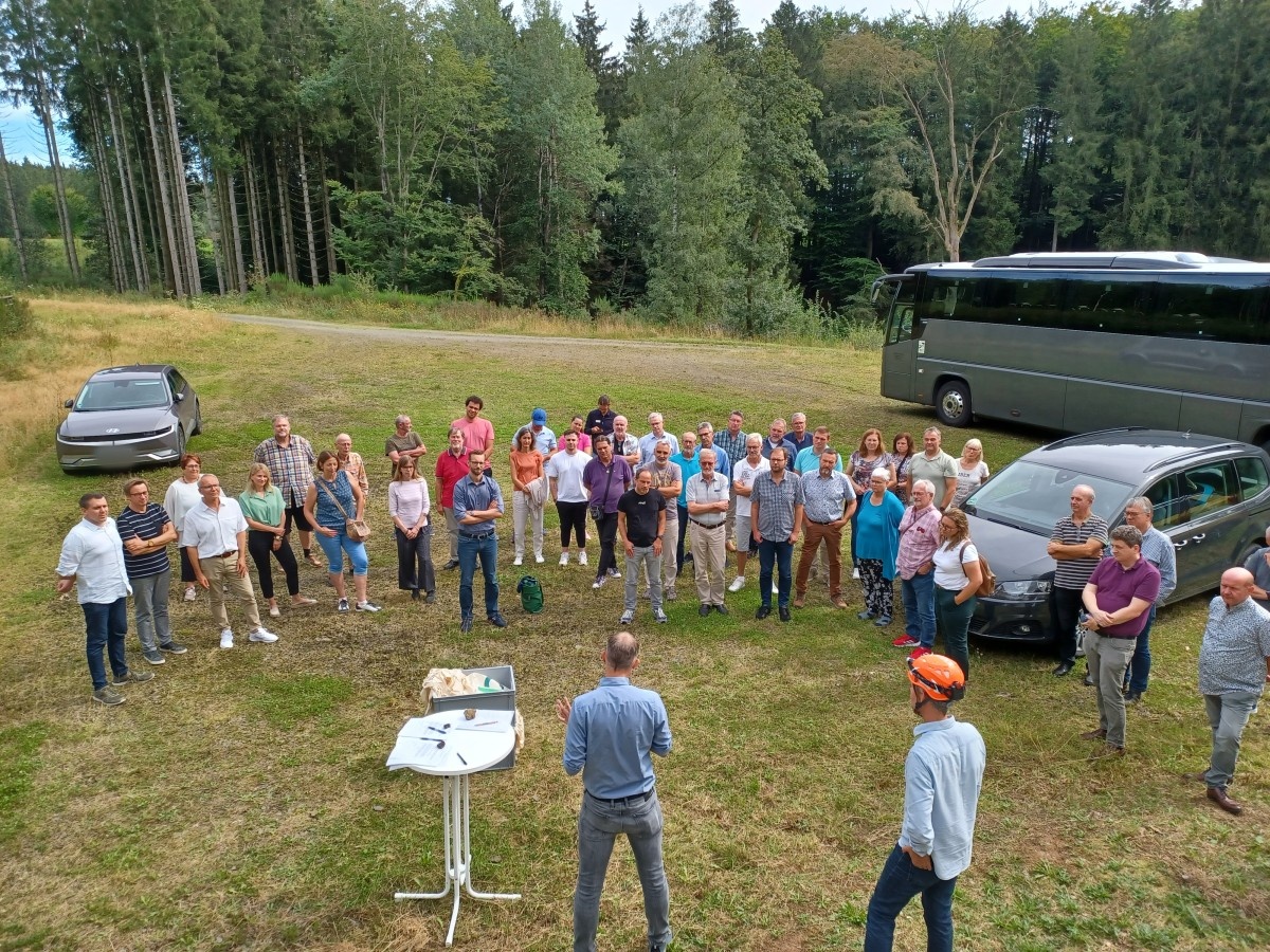 Bei einer Exkursion besuchten interessierte Ratsmitglieder und Ortsbrgermeister die Verbandsgemeinden Arzfeld und Sdeifel, die beiden schon seit einigen Jahren im Bereich der erneuerbaren Energien aktiv sind. (Fotos: VG Montabaur/Christina Wei)