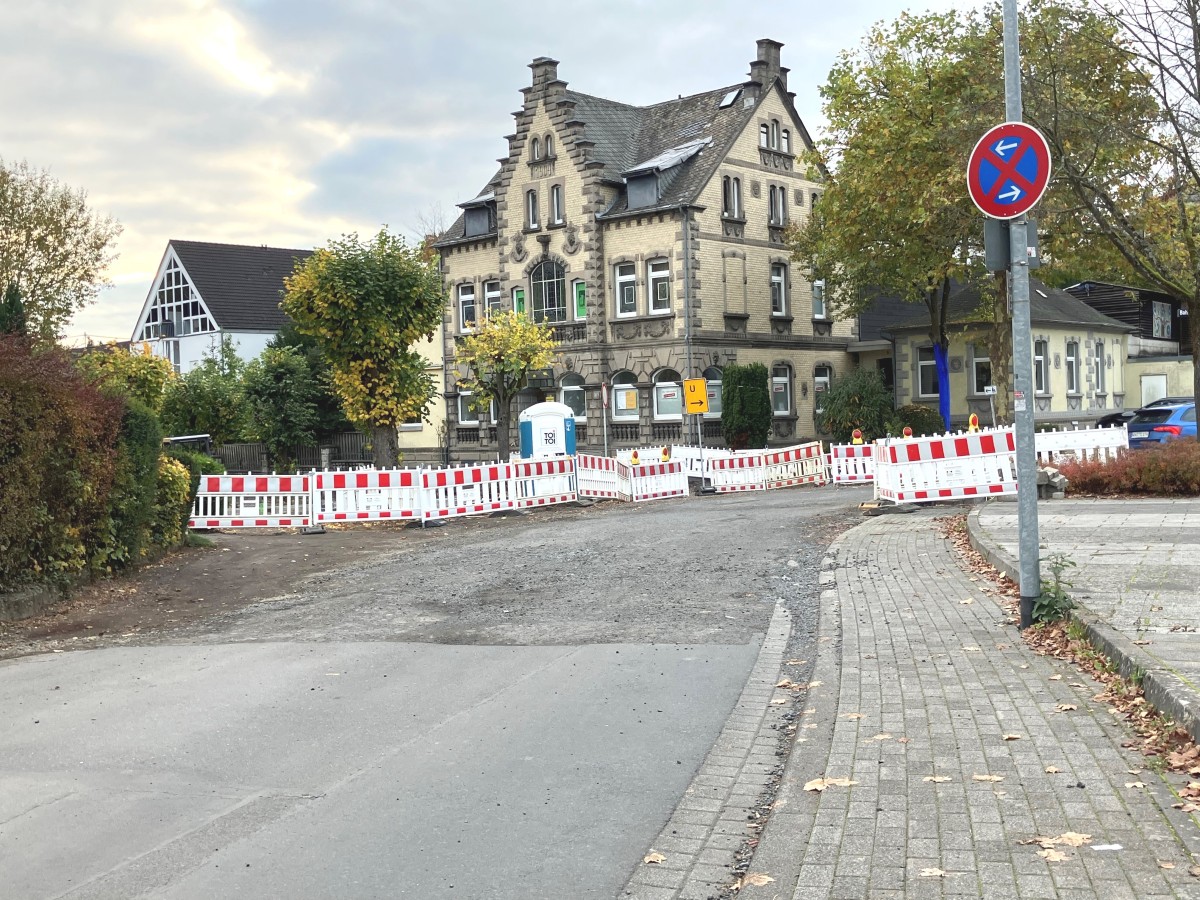 Im Zeitraum 4. bis 18. November wird in Montabaur die Kreuzung Bahnhofstrae / Hohe Strae / Werkstrae (also vor dem alten Bahnhof) fr Fahrzeuge gesperrt. Der Grund sind Asphaltarbeiten in der Bahnhofstrae. (Foto: VG Montabaur / Christina Wei)