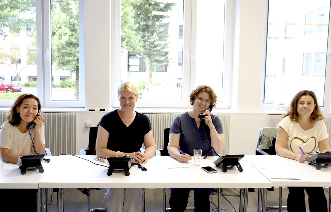 Standen bei der Telefonaktion des Brustzentrums Siegen-Olpe Rede und Antwort (von links): Maiya Hoffmann (St.-Martinus-Hospital, Olpe), Dr. Kristin Baumann und Dr. Rebecca Weis (beide St.-Marien-Krankenhaus, Siegen) sowie Vesselina Arnaudov (Diakonie Klinikum Jung-Stilling, Siegen). (Foto: Diakonie in Sdwestfalen)