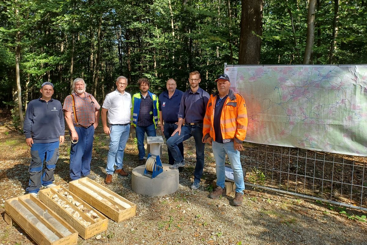 Am Bohrpunkt Dielkopf bei Welschneudorf trafen sich das Team der Wasserversorgung mit Brgermeister Ulrich Richter-Hopprich und Vertretern der beteiligten Firmen, um die Ergebnisse der Erkundungsbohrung auszuwerten. (Bild: VG Montabaur / Christina Wei)