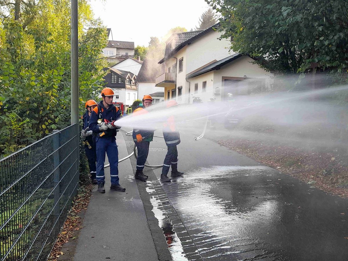 Jugendliche Retter in Aktion: Feuerwehrbung fordert den Nachwuchs der Verbandsgemeindefeuerwehr Wissen