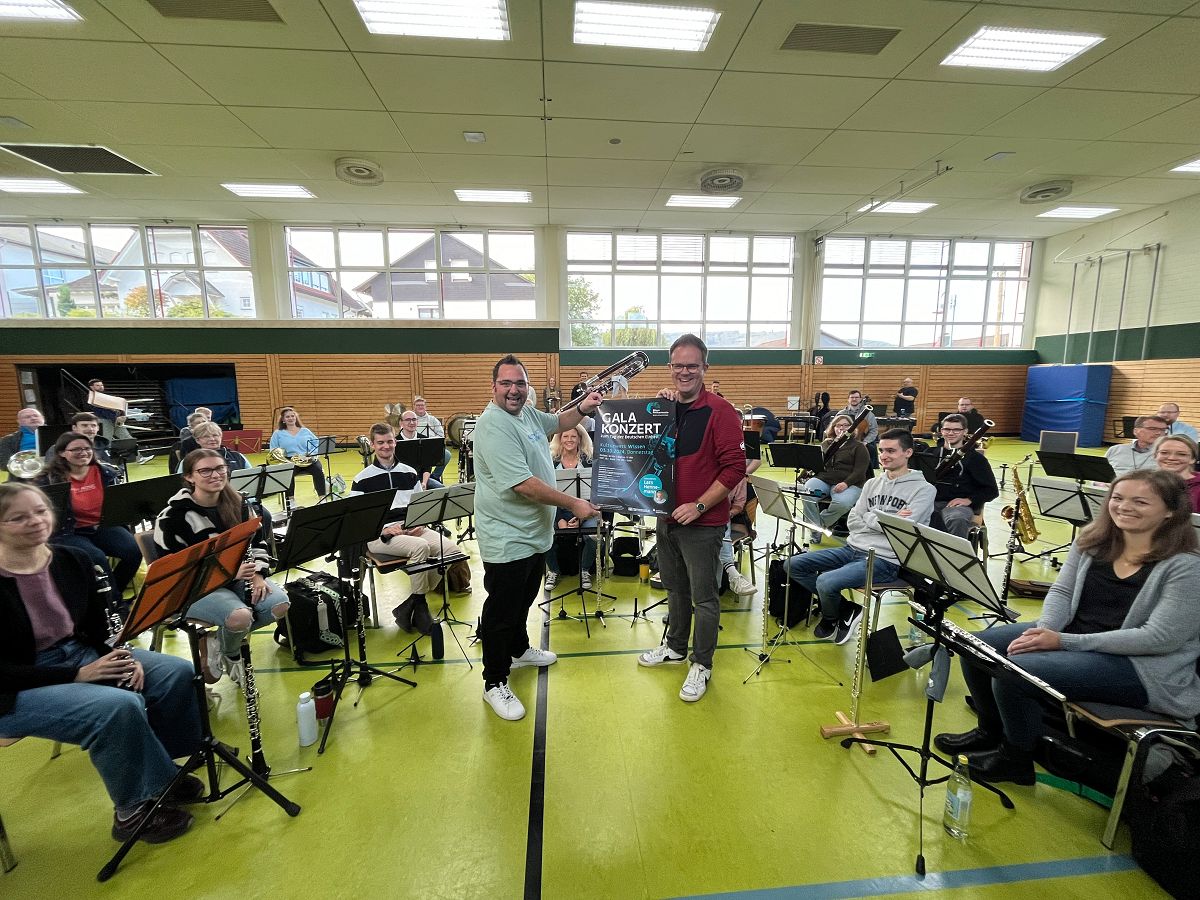 Sebastian Btzing, 1. Vorsitzender des Trgervereins und Marco Lichtenthler, Dirigent der Blserphilharmonie (v.l.n.r.) (Foto: M. Lichtenthler)