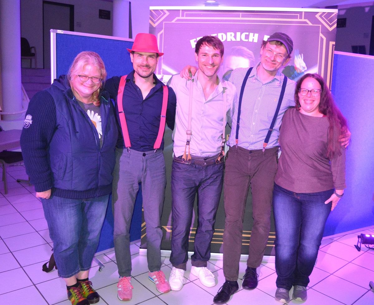 Anja aus Wittlich (links), Friedrich Rau mit Band (mitte) und Ramona aus Wittlich (rechts). Fotos: Wolfgang Rabsch