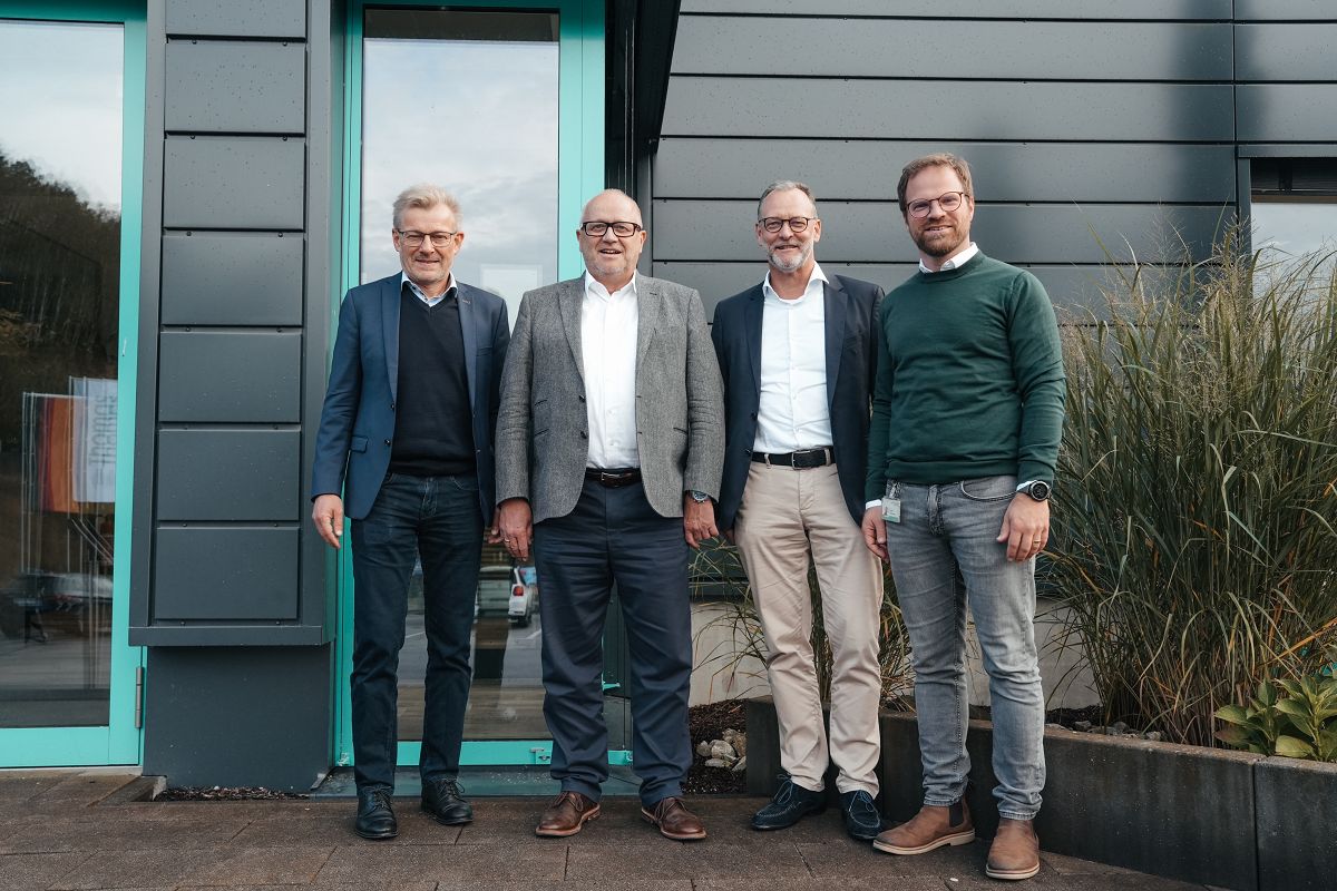 Jrg Ditthardt, TraForce Projektleiter, Dr. Peter Enders, Landrat, Markus Krauss, CEO und Michael Hofmann, Personalleiter (v.l.n.r.) Bildquelle: Thomas Group