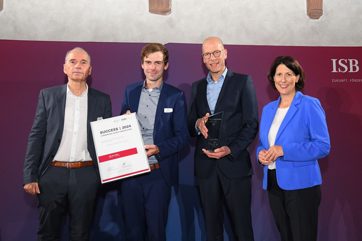 ISB-Vorstandsmitglied Dr. Ulrich Link (l.) und Wirtschaftsministerin Daniela Schmitt (r.) berreichten der AKL-tec GmbH aus Alsdorf die Urkunde fr den dritten Platz. (Bildquelle: Kristina Schfer/ ISB)