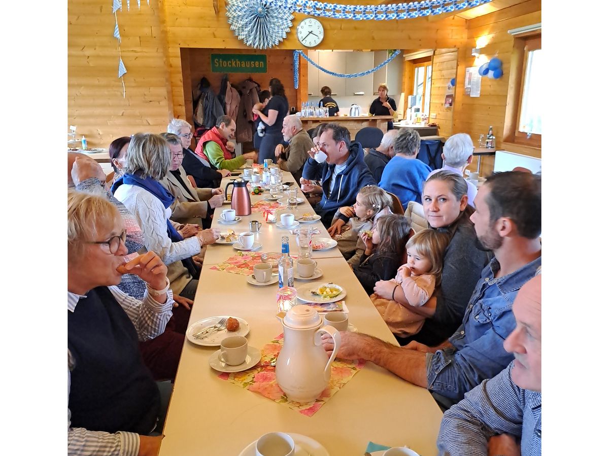 Dorfklatsch im Stockhuschen: Neubrger und Alteingesessene treffen sich