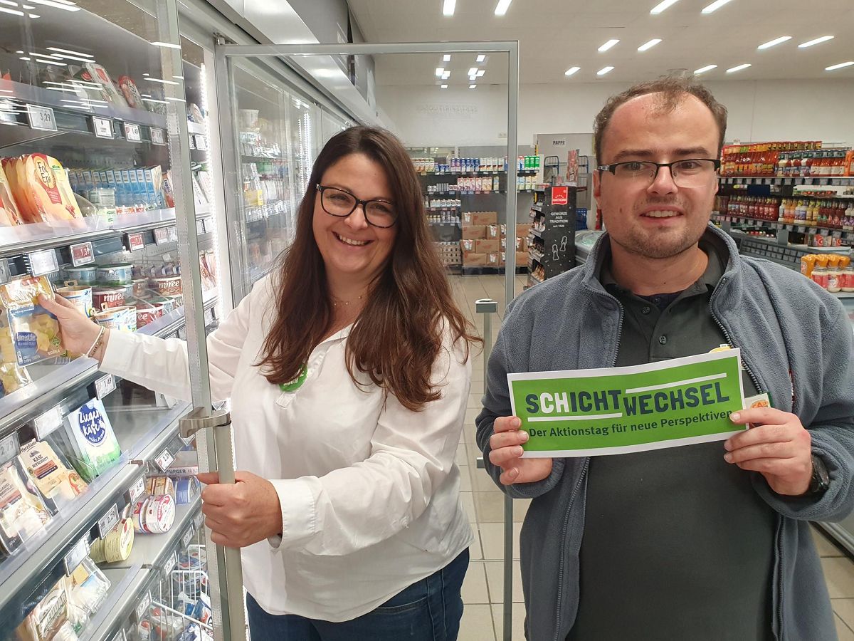 Stefanie Hens (Agentur fr Arbeit Montabaur) und Marvin Hannappel (Beschftigter des CAP-Marktes) erledigen gemeinsam die Frischkontrolle und Warenverrumung im CAP-Markt in Hundsangen. (Bildquelle: Caritasverband Westerwald-Rhein-Lahn e. V.)