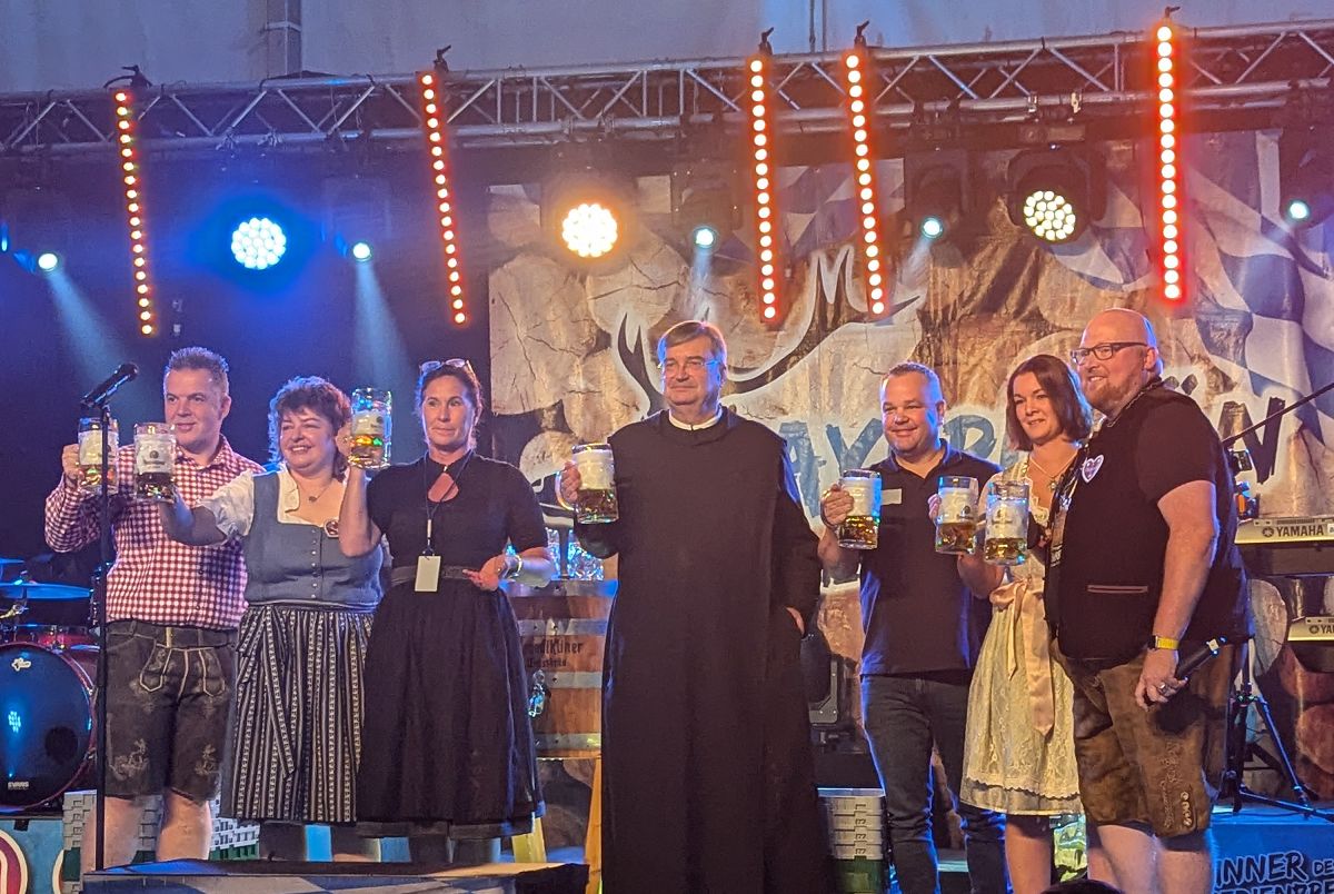 v.l.n.r.:  Ingo Rolland, Bitburger Brauerei;
Stadtbrgermeisterin Melanie Leicher; Natalie Mays, Festwirtin; Pater
Johannes, Kloster Ettal (Geschftsfhrer der Benediktiner Brauerei);
Markus Schenkelberg, Festwirt; Verena Schmitt, Montabaur Live und
 Citymanager Oliver Krmer. (alle Bilder: Wolfgang Rabsch)