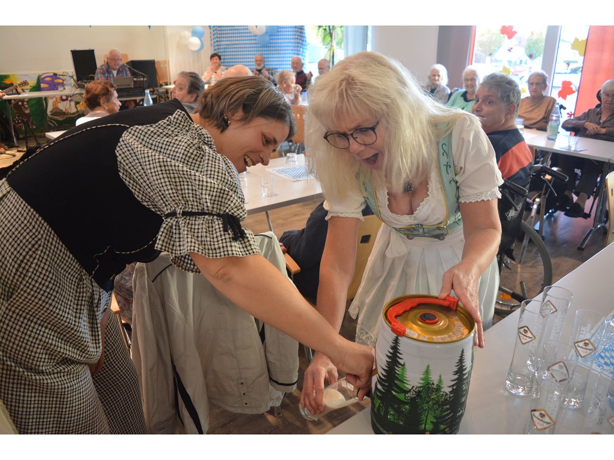 Zwei Pflegerinnen beim "Fassbieranstich", die pure Lebensfreude (alle Bilder: Wolfgang Rabsch)