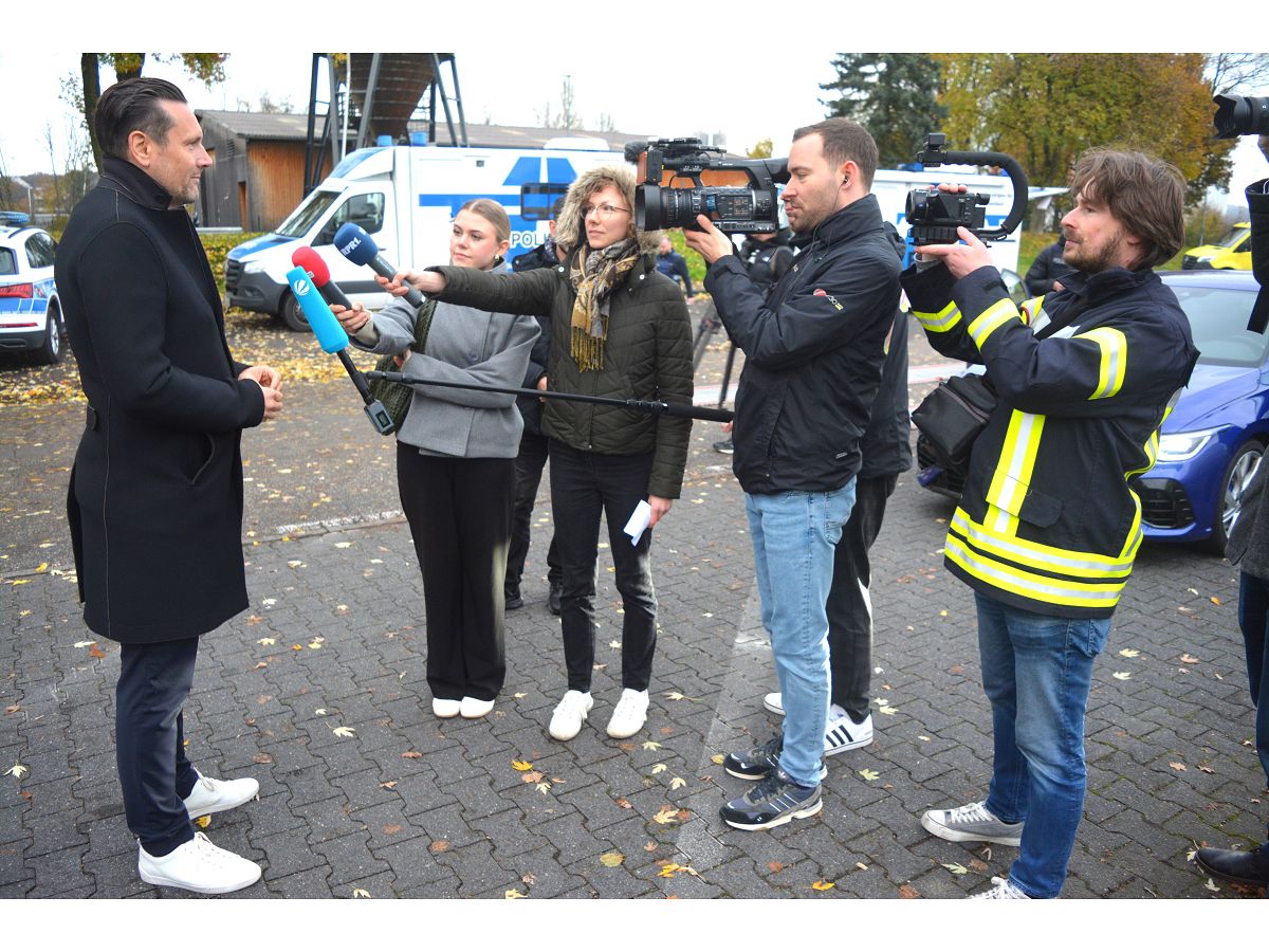 Staatssekretr Daniel Stich war bei Grokontrolle des gewerblichen Personen- und Gterverkehrs an der A3 vor Ort