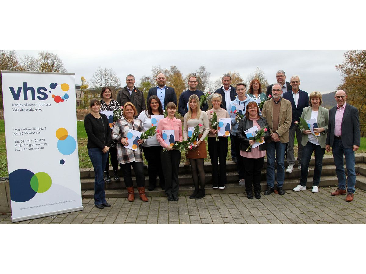 Stolz prsentieren die frisch Zertifizierten ihre Urkunden im Beisein von Landrat Achim Schwickert und den Trgern ihrer Einrichtungen. (Foto: Carolin Faller, Kreisverwaltung)