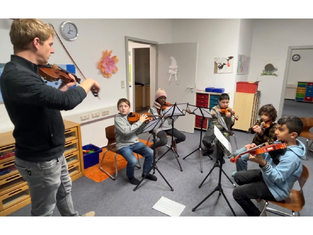 Christian Wagner (Lehrer fr Violine der Kreismusikschule Altenkirchen) mit musizierenden Kindern der Franziskus-Grundschule in Wissen (Bildquelle: EAM-Stiftung)