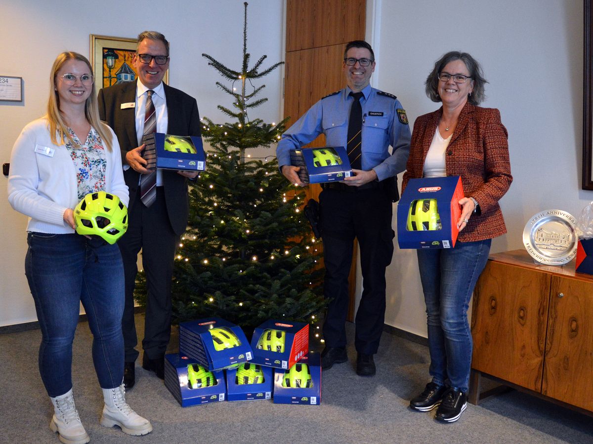 Bei der bergabe der Helme waren dabei: Laura Matschek (l.) und Elke Stach von der Schulverwaltung der VG (r.), der Erste Beigeordnete Andree Stein sowie Marcell Daubach in Polizeiuniform. (Bild: VG Montabaur / Ingrid Ferdinand)