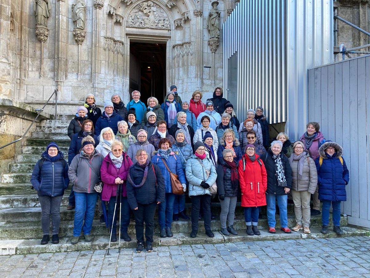 Landfrauen "Frischer Wind" e.V. besuchen Regensburg und genieen weihnachtliche Atmosphre