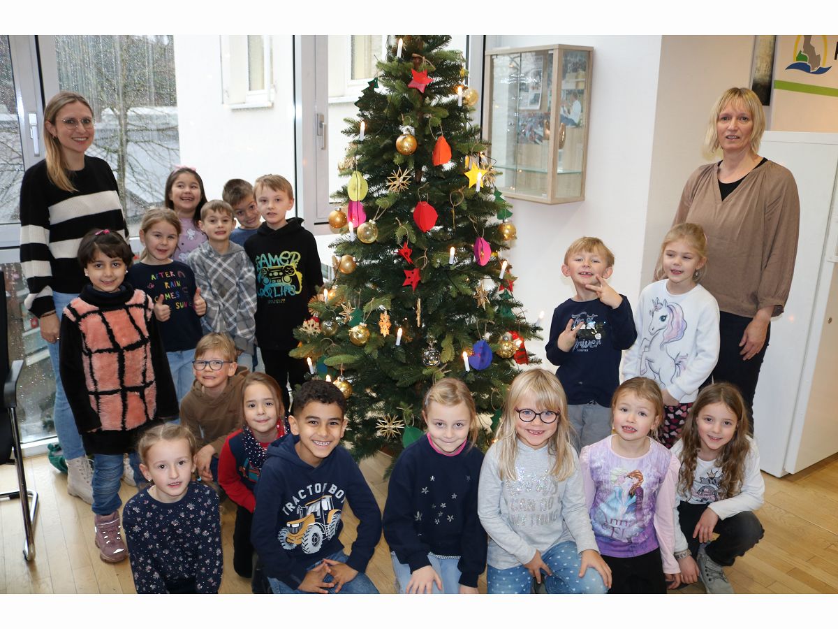 Traditionelles Schmcken des Weihnachtsbaums im Kirchener Rathaus