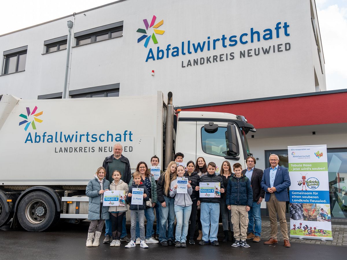 Die Schlerinnen und Schler wurden von Landrat Achim Hallerbach und Vorstand der Abfallwirtschaft Jrg Schwarz persnlich ausgezeichnet. (alle Fotos: Martin Boden)