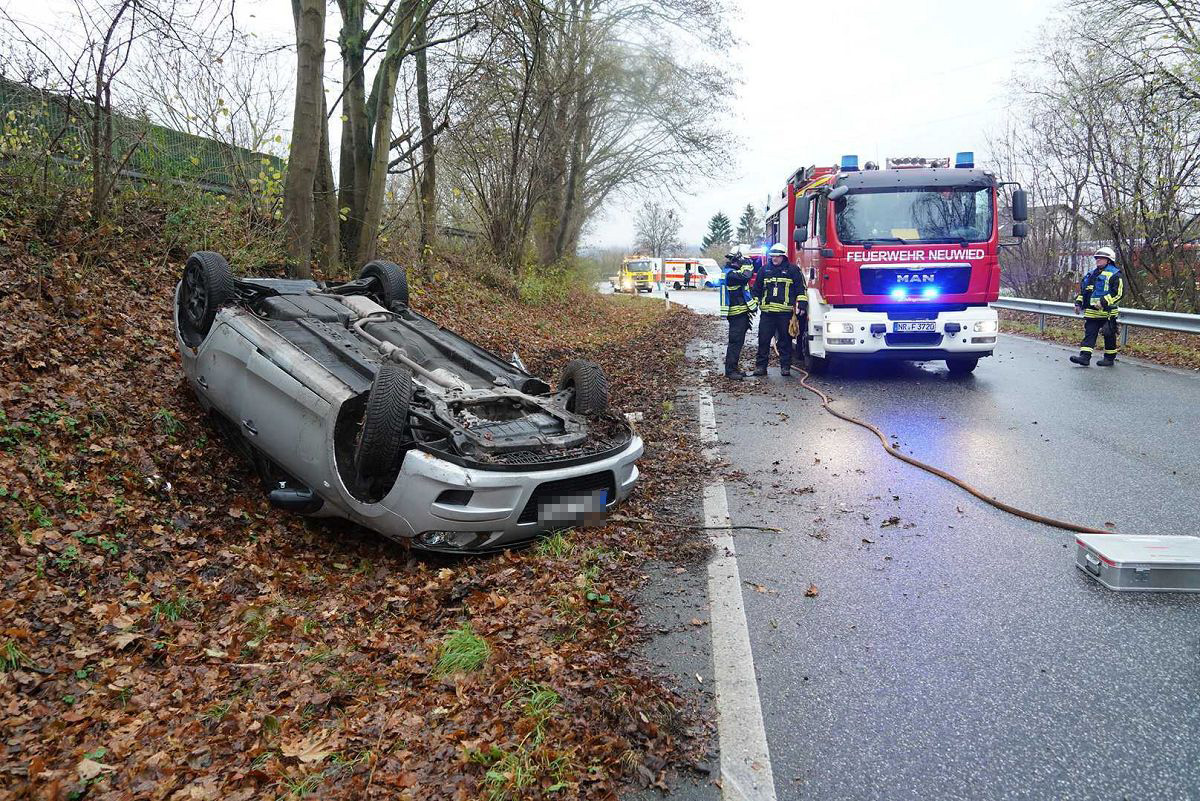 Schwerer Verkehrsunfall in Engers: 18-jhrige Fahrzeugfhrerin verliert Kontrolle