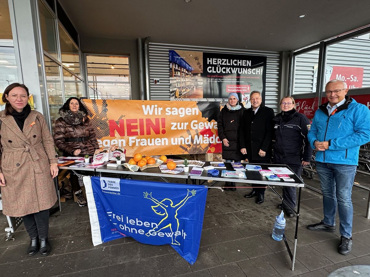 Aktionsstand zum Internationalen Gedenktag gegen Gewalt an Frauen in Neuwied