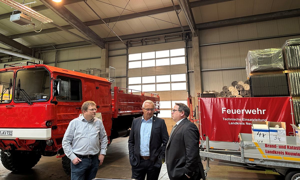 ADD-Prsident Thomas Linnertz lie sich von Landrat Achim Hallerbach und BKI Holger Kurz beim Rundgang durch das Brand- und Katastrophenschutzzentrum die Manahmen zum Bevlkerungsschutz erlutern. (Foto: Thomas Herschbach)