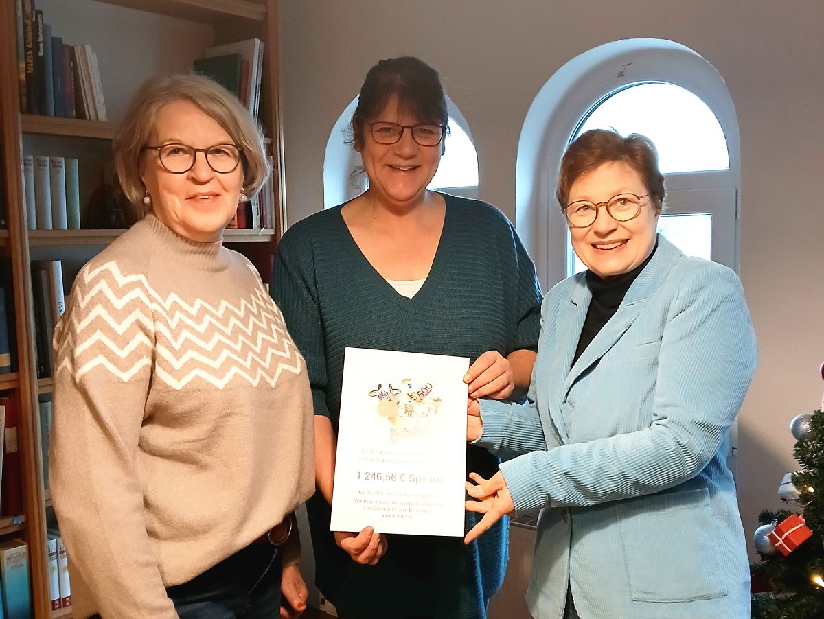 Die Spende berreichten im Namen der Ev. Kirchengemeinde Betzdorf Pfarrerin Karin Andrea Bayer (rechts) und Presbyterin Edith Krug (links) an Einrichtungsleiterin Yasmin Brost. (Bildquelle: Diakonie in Sdwestfalen gGmbH)