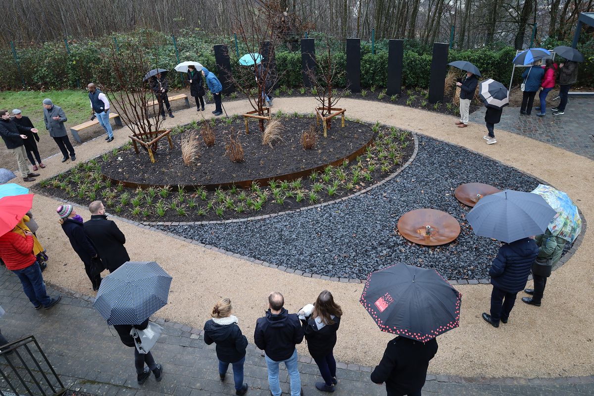 Die letzte Blume ist gepflanzt, alle Bume gesetzt. Jetzt muss das Ganze nur noch anwachsen. Die Rede ist vom Erinnerungsgarten an der DRK-Kinderklinik Siegen. (Bildquelle: DRK-Kinderklinik Siegen gGmbH)