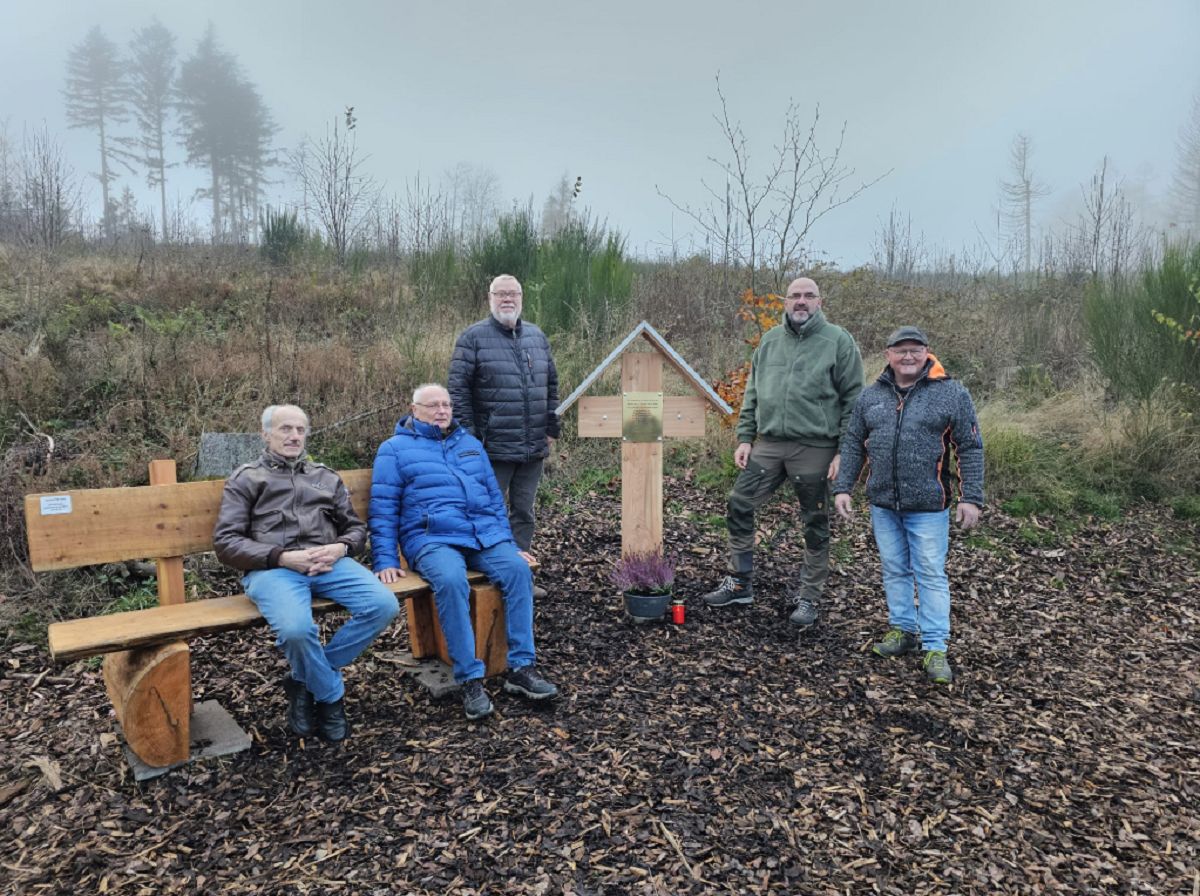 Michael Gdelhfer (2.v.r.) ist vor einiger Zeit auf Stadtbrgermeister Walter Strunk und Haubergsvorsteher Fritz-Otto Klotz (2.v.l.) zugekommen. Es war sein Ansinnen, die verfallene Gedenksttte wieder herzurichten. Der Stadtbrgermeister hat diesem Plan natrlich gerne zugestimmt. Im Herbst konnte die restaurierte Gedenksttte mit dem von Andreas Heidrich (rechts) neu angefertigten Kreuz wieder ihrer Bestimmung bergeben werden. Die Messingtafel wurde mit Untersttzung von Dieter Hild (Geschichtsverein Herborn, links) und Michael Gdelhfer hergestellt. (Bildquelle: Verbandsgemeindeverwaltung Daaden-Herdorf)