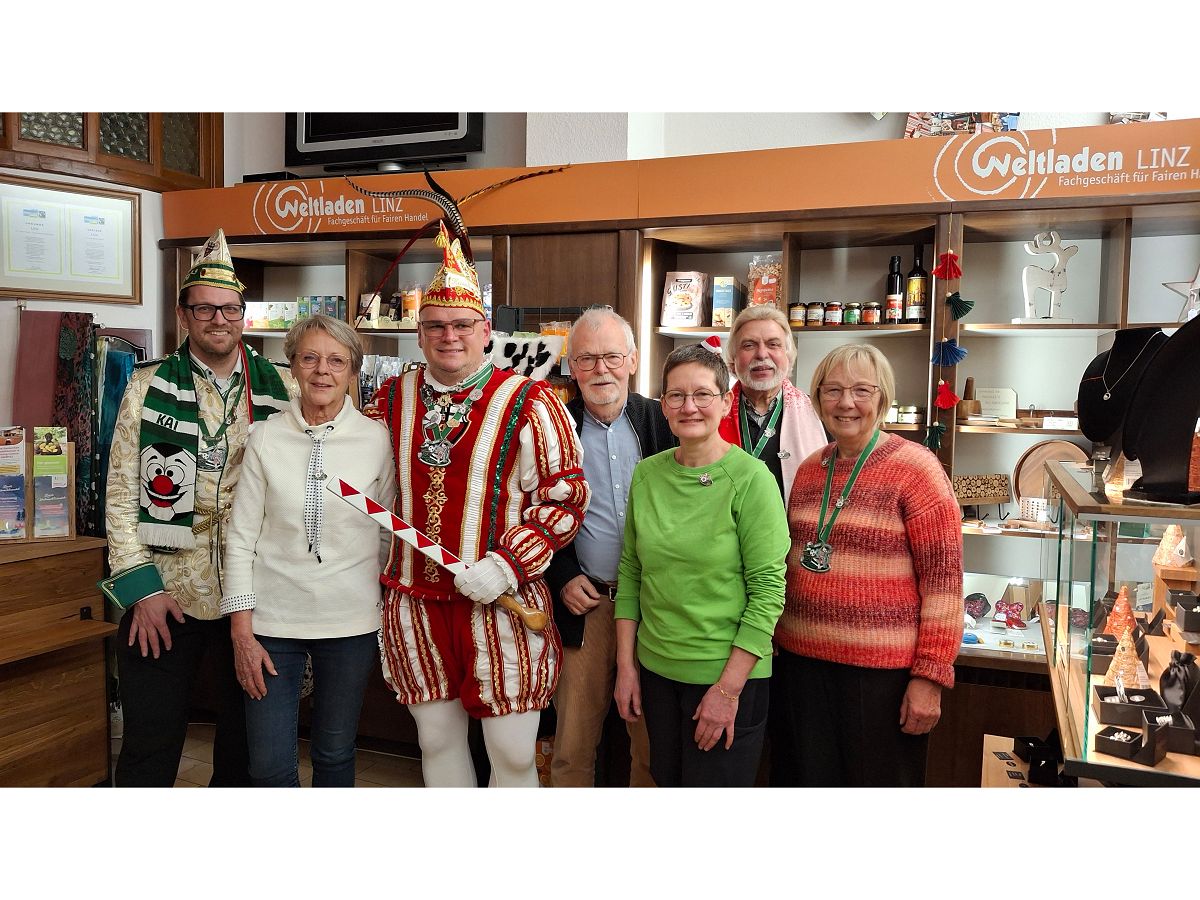 Prinz Kevin mit seinem Adjutanten Kai Augsburg im Kreise von Vorstandsmitgliedern des Vereins Eine-Welt Linz. Von links: Adjutant Kai Augsburg, Vorstandsmitglied Britta Tokarz, Prinz Kevin, Weltladenmitarbeiter Bernd Schoppmann, stellv. Vorsitzende Annette Frster, Vorsitzender A.-Peter Gillrath, Vorstandsmitglied Jutta Demuth. (Foto: Hans-Joachim Schmitz)
