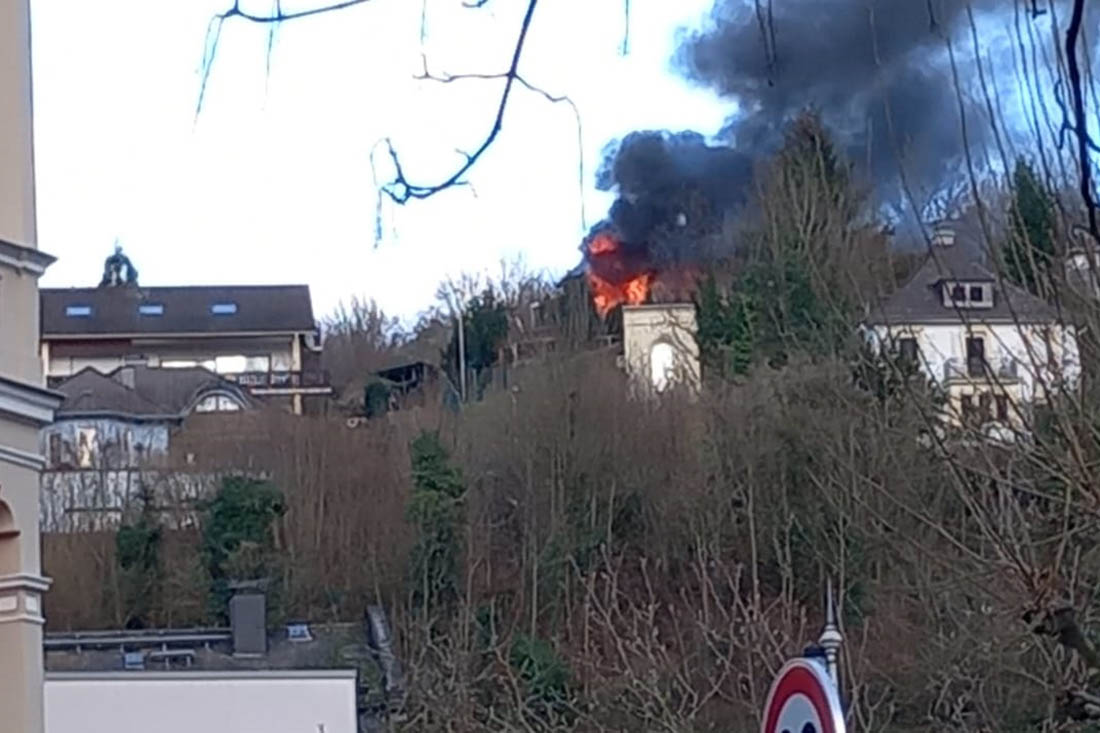 Bei Eintreffen der ersten Feuerwehrkrfte stand das Gebude bereits in Vollbrand. Foto: Wolfgang Tischler