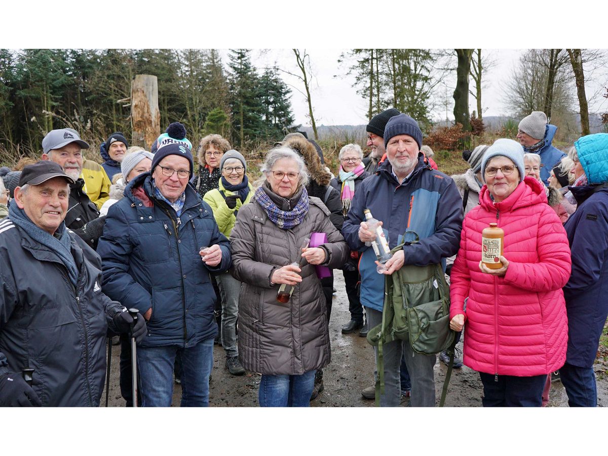 Neujahrswanderung mit kleiner Sensation in Steinebach: Energie-Techniker berzeugen mit Probetrunk eines aromatisierten Wasserstoffs, lngst nicht nur zur Stromgewinnung. (Foto: Joachim Weger)