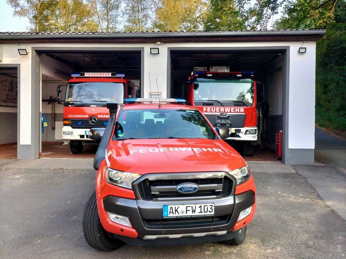 FFW: Im Anschluss an die JHV des Frdervereins der Freiwilligen Feuerwehr Katzwinkel ldt die Wehrfhrung des Lschzug III zur Besichtigung des neuen PickUp ein. (Foto: FFW Katzwinkel)