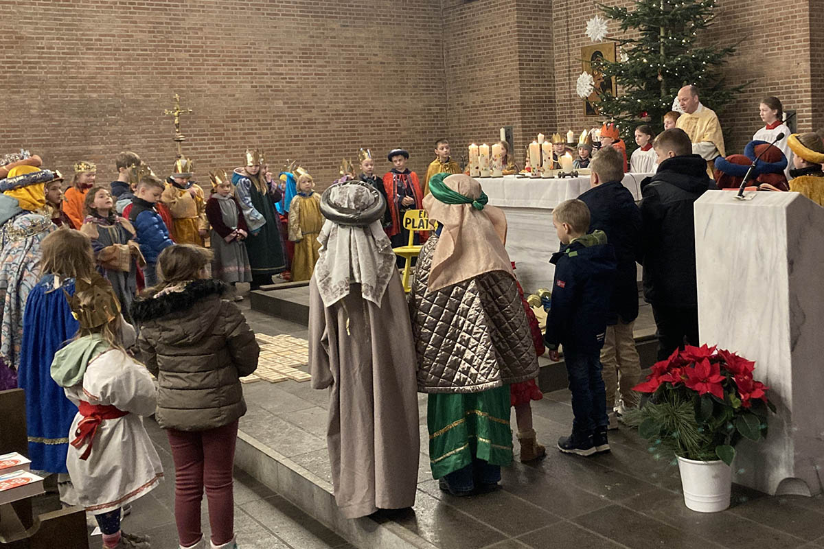 Die Sternsinger haben sich bei der Abschluss-Messe der Aktion Dreiknigssingen in der Rheinbreitbacher Kirche um den Altar versammelt. Foto: Heinz Schmitz