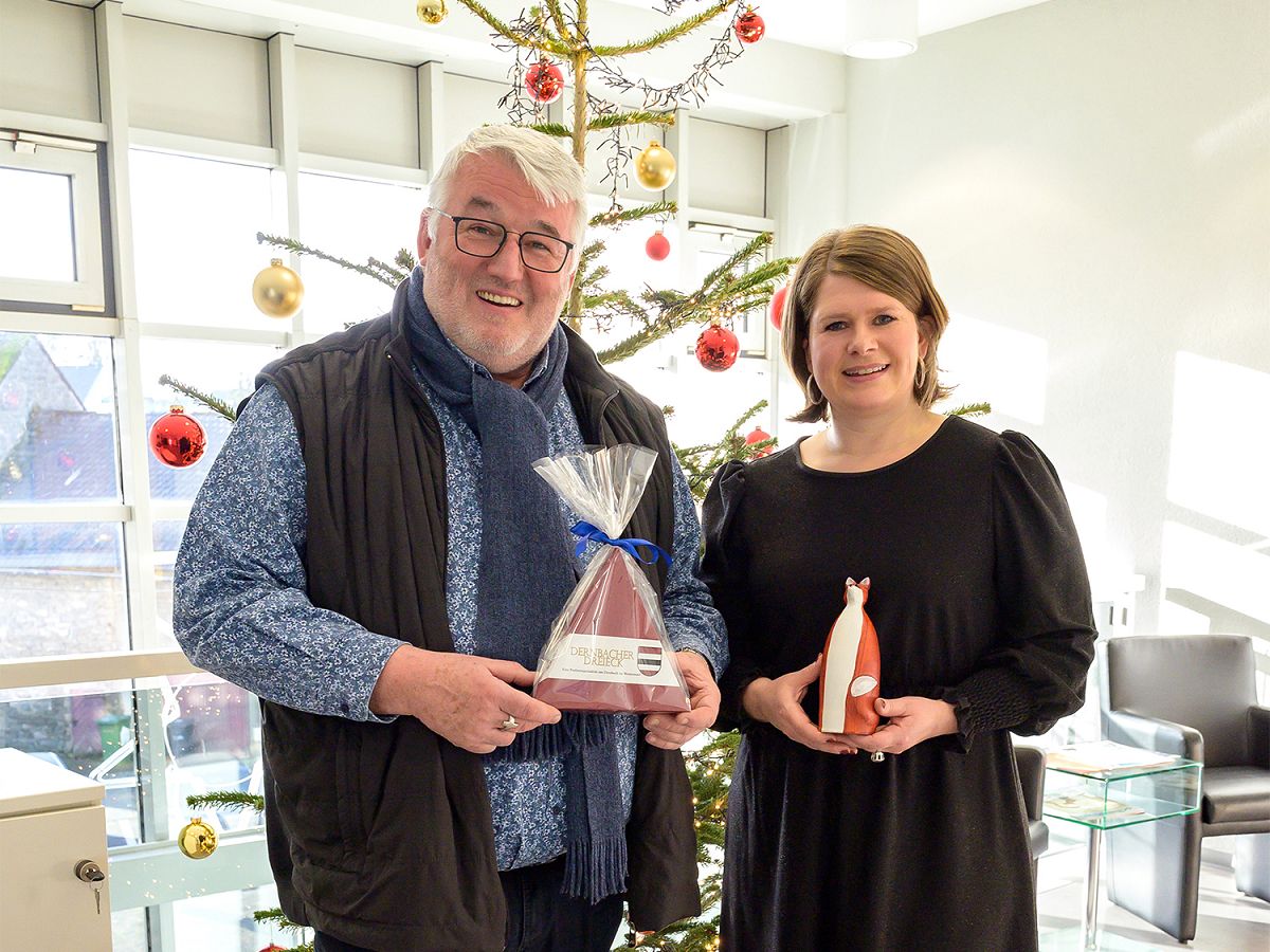 Zum persnlichen Kennenlernen trafen sich Brgermeisterin Alexandra Marzi und Pfarrer Andreas Fuchs im Wirgeser Rathaus. Beide berreichten dem anderen ein kleines Geschenk. (Foto: VG wirges/Silja Gtte)