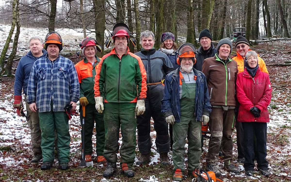 Trotz frostiger Temperaturen war das Team des ANUAL motiviert im Einsatz, um die neue Flche im Buchholzer Moor auszulichten. (Fotos: Petra Paffrath, ANUAL e.V.)