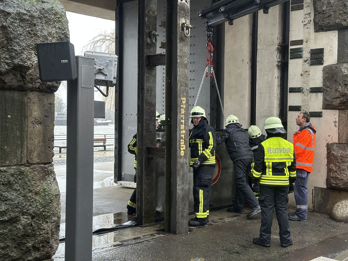 Feuerwehr schliet Deichtore in Neuwied als Vorsichtsmanahme