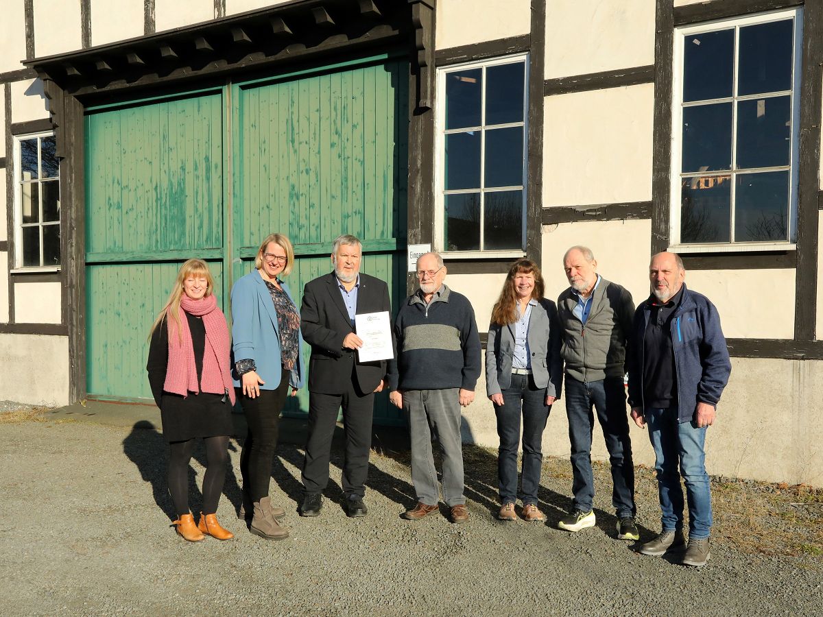 v.l.n.r.: Anja Bergholz-Krmer (Vorstand Verein Freunde historischer Technik Freudenberg e. V.), Brgermeisterin Nicole Reschke, Karl Peter Brendel (Vorstand NRW-Stiftung), Hans Jrgen Klappert (Vorstand Verein Freunde historischer Technik Freudenberg e. V.), Christiane Sttzel-Ditsche und Reimund Ditsche (Regionalbotschafter NRW-Stiftung), Friedhelm Geldsetzer (Vorstand Verein Freunde historischer Technik Freudenberg e. V.) (Foto: Technikmuseum Freudenberg/Axel Ollenschlger)