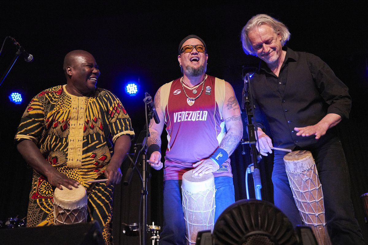 Beim jhrlichen Kleinkunstfestival Folk & Fools sind in der Stadthalle Montabaur immer einzigartige Knstler zu erleben  hier bei der Ausgabe 2019 drei Perkussionisten aus Afrika, Sdamerika und Europa. (Foto: Uli Schmidt)