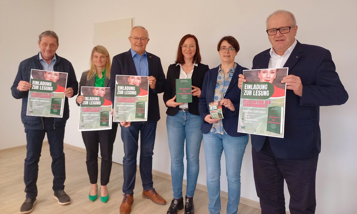 v.l.n.r.: Achim Schwickert (Landrat Westerwaldkreis), Sandra Kster (Vorstndin Wir Westerwlder), Achim Hallerbach (Landrat Kreis Neuwied), Daniela Kiefer (Gleichstellungsbeauftragte Kreis Neuwied), Julia Bieler (Gleichstellungsbeauftragte Kreis Altenkirchen), Dr. Peter Enders (Landrat Kreis Altenkirchen). Auf dem Bild fehlt Beate Ullwer (Gleichstellungsbeauftragte Westerwaldkreis). Foto: Myriam Hatzmann (Wir Westerwlder).