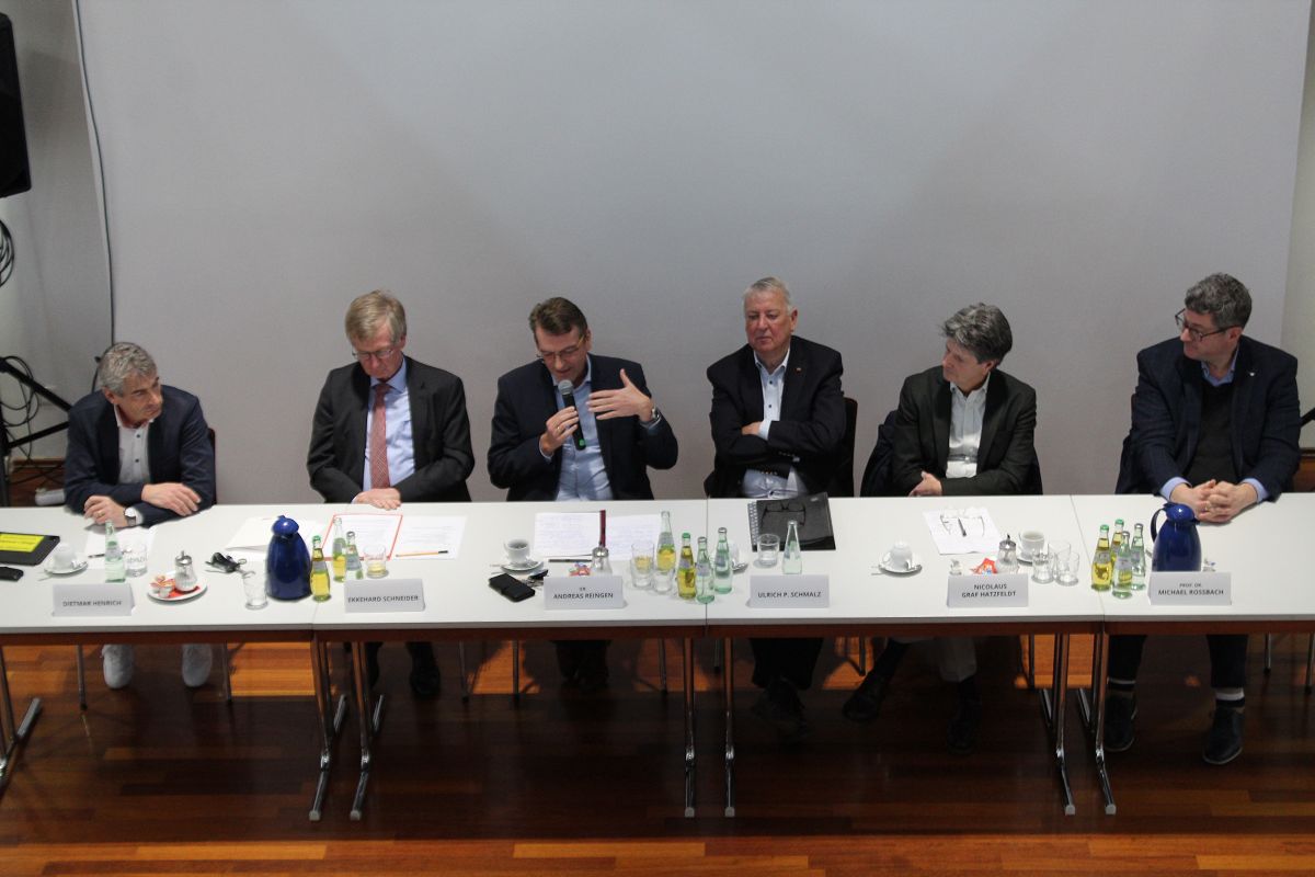 v.r.n.l.: Prof. Dr. Michael Rossbach, Nicolaus Graf Hatzfeldt, Ulrich P.
Schmalz, Dr. Andreas Reingen, Ekkehard Schneider, Dietmar Henrich (Fotoquelle: Ulrich P. Schmalz)