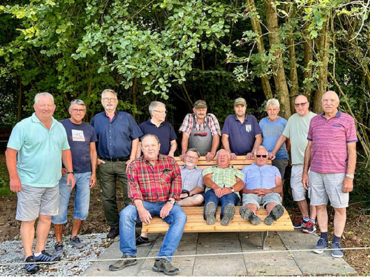 Untersttzt durch die LEADER-Frderung im Rahmen der Ehrenamtlichen Brgerprojekte" konnten die Herren der Zukunftswerkstatt Marienrachdorf unter anderem ein Waldsofa anschaffen. Das Waldsofa wurde schlielich in ehrenamtlicher Arbeit am Ortsrand von Marienrachdorf aufgestellt und bietet einen schnen Blick auf die Ortsgemeinde. (Foto: Werner Schreiner)