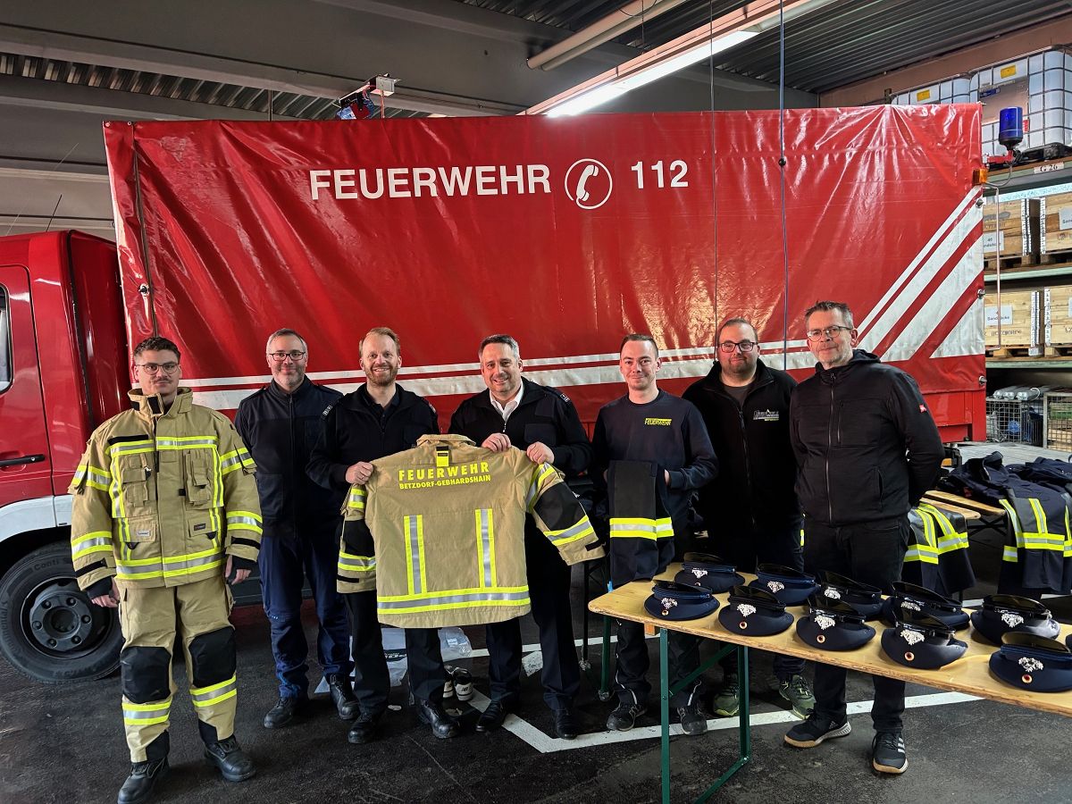 Moderne Feuerwehrkleidung fr Verbandsgemeinde  Investition fr die Zukunft