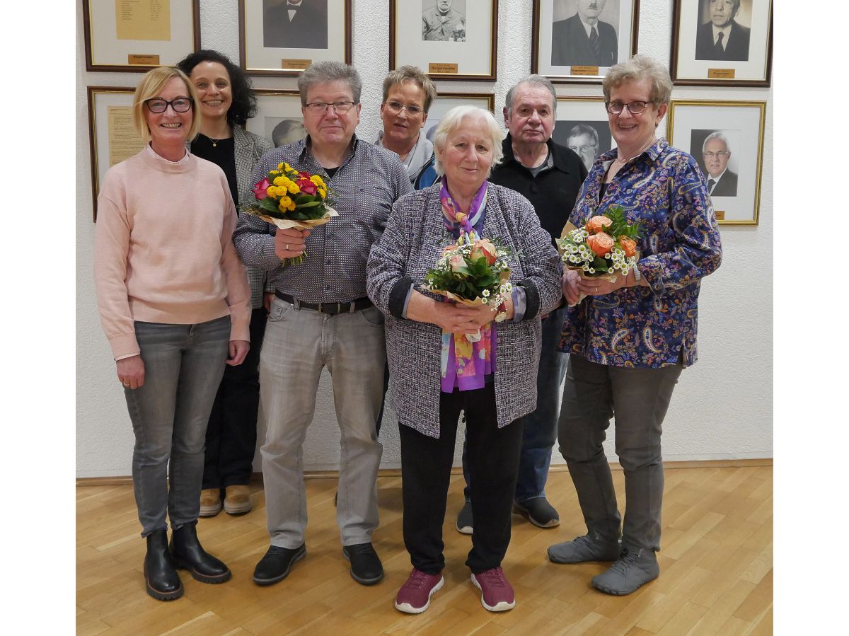 (Vorne, von rechts): Roswitha Solbach, Elke Blum, Klaus Bund und Petra Eul-Orthen. (Hinten, von rechts): Michael Blum, Anne Schneider, Rebecca Seuser. (Bildquelle: Rebecca Seuser/VG Altenkirchen-Flammersfeld)