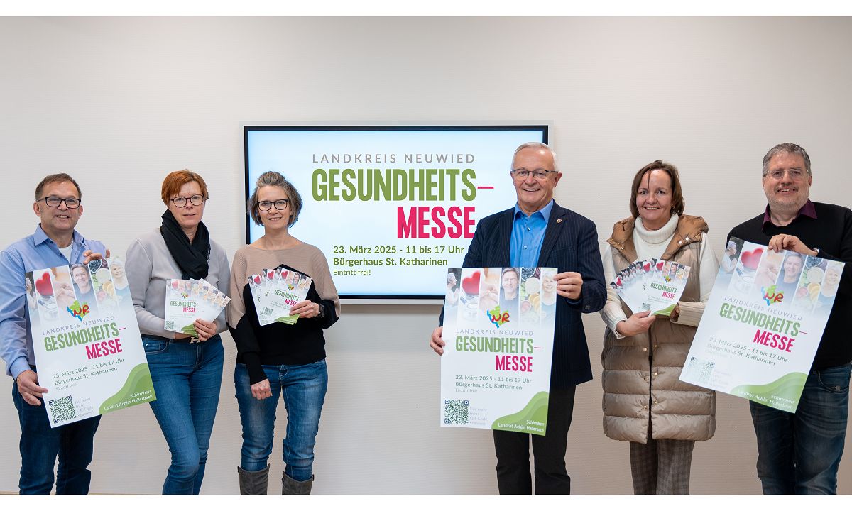 Mit Landrat Achim Hallerbach freuen sich der Projektleiterin der Gesundheitsmesse Kerstin-Schwanbeck-Stephan (2. v. rechts), Naturgenuss-Projektleiter Jrg Hohenadl (rechts) sowie (von links) Gerhard Wermter, Rita Hoffmann-Roth und Melanie Bhm vom Gesundheitsamt auf die Gesundheitsmesse des Landkreises in St. Katharinen am 23. Mrz. (Foto: Martin Boden / Kreisverwaltung Neuwied)