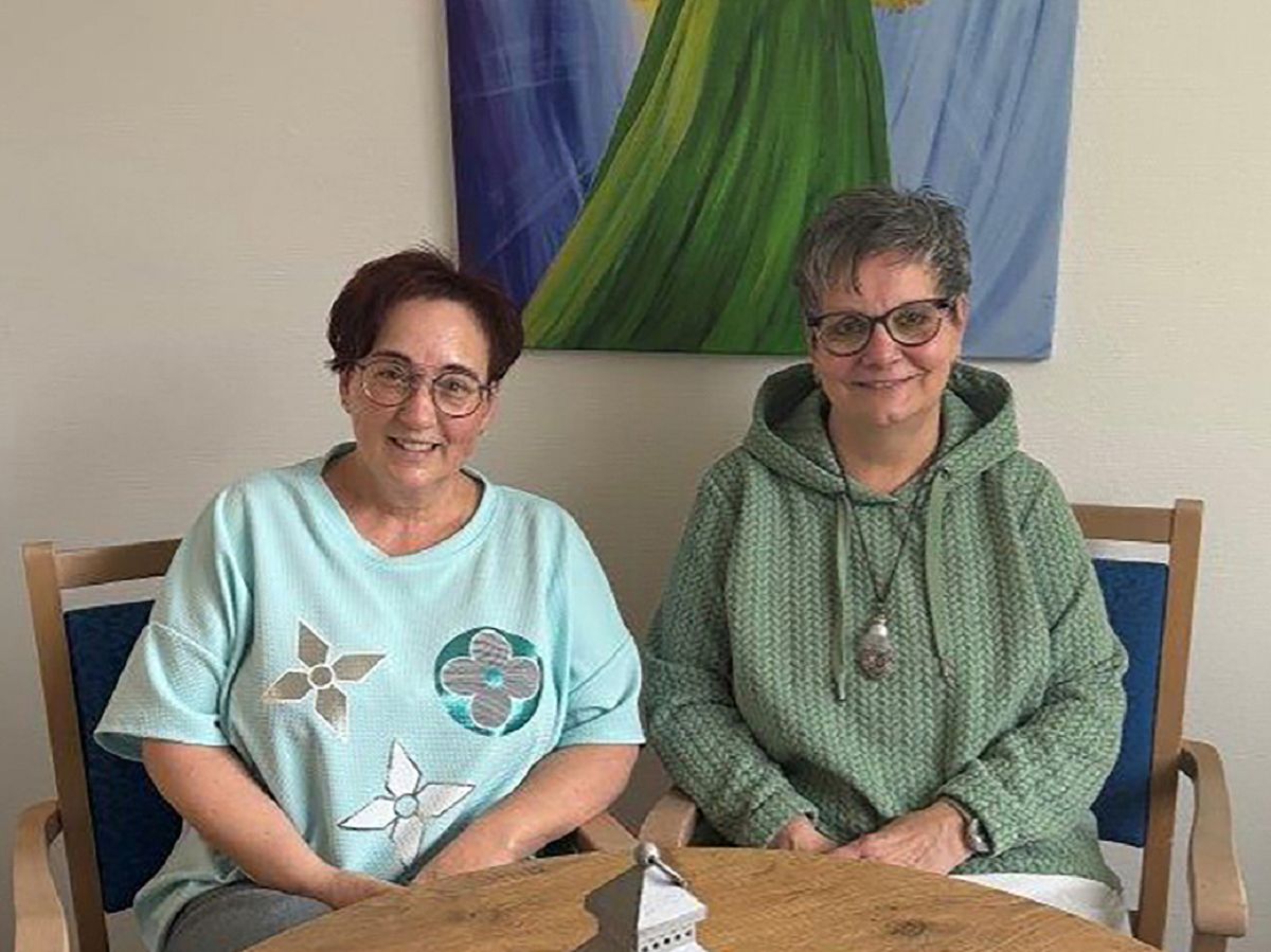 Heike Bhm und Inge Richtarsky zeigen, wie Frauenpower den Pflegealltag im Caritas-Altenzentrum St. Josef bereichert. (Foto: Caritasverband Westerwald-Rhein-Lahn e.V./Sandra Schmitt)