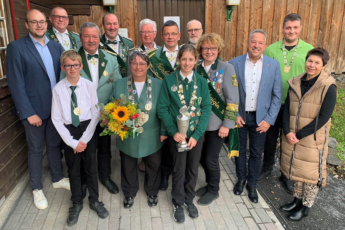 Mit den Bundes- und Kreismajestten freuten sich der Kreisbeigeordnete Pierre Fischer, der Brgermeister der Verbandsgemeinde Rengsdorf-Waldbreitbach, Hans-Werner Breithausen und die Ortsbrgermeisterin von Kurtscheid, Melanie Anhuser, ber eine starke Teilnehmerzahl wie auch ber glckliche Siegerinnen und Sieger rund um die neue Kreisknigin Erika Weibers aus Hhnen. Foto: Thomas Herschbach