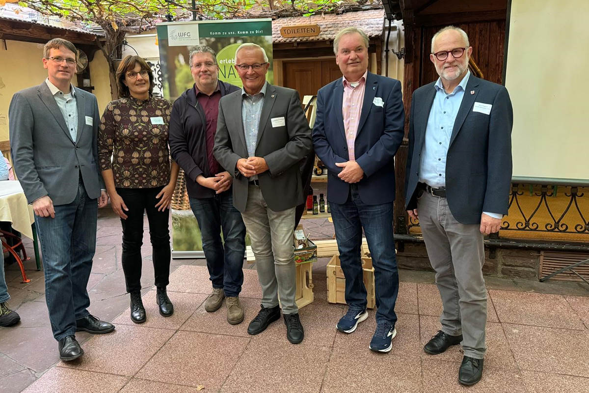 Landrat Achim Hallerbach sowie (von links) WFG-Geschftsfhrer Harald Schmillen, Naturpark-Geschftsfhrerin Irmgard Schrer und Naturgenuss-Projektleiter Jrg Hohenadl konnten dazu auch (von rechts) Alfons Muhoff, Stadtbrgermeister von Unkel, und den Brgermeister der Verbandsgemeinde Unkel, Karsten Fehr, begren. Foto: Vanessa Selent