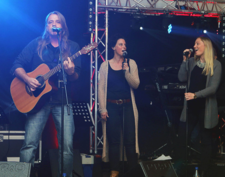 Jojo Weber und im Hintergrund die Sngerinnen von Stage light akustic feierten am Samstag beim Jubilum mit. Fotos: anna