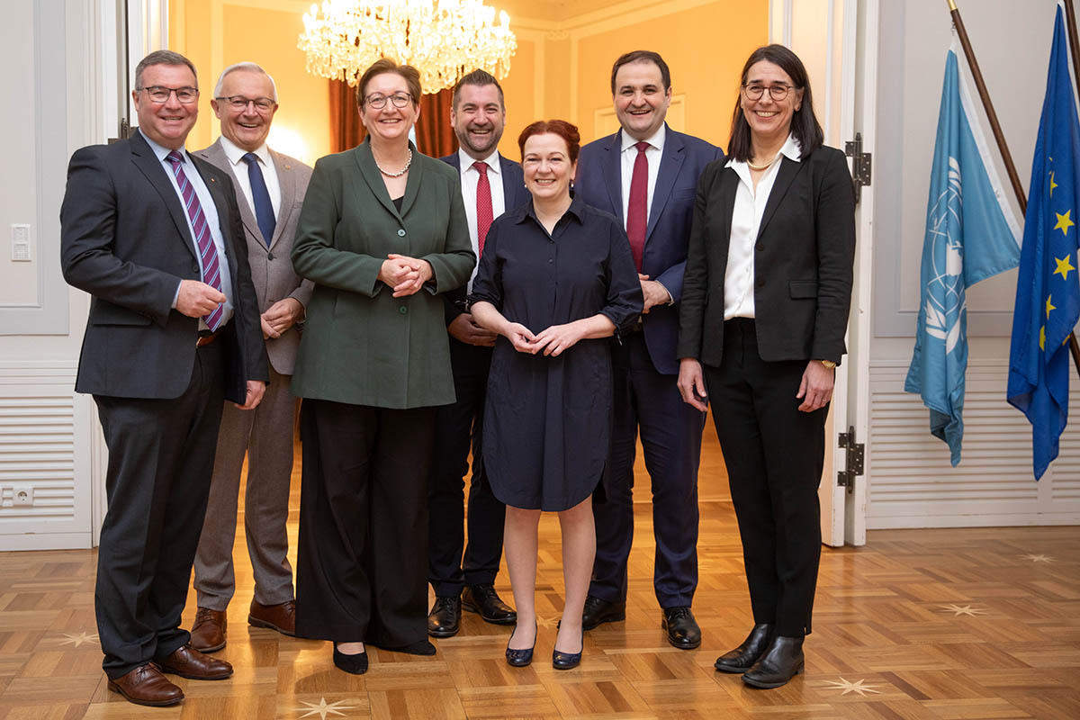 Landrat Achim Hallerbach unterzeichnete gemeinsam mit (von links) dem 1. Beigeordneten des Landkreises Ahrweiler Horst Gies (MdL), Bundesministerin Klara Geywitz, Staatssekretr Dr. Fedor Ruhose (Rheinland-Pfalz), Oberbrgermeisterin Katja Drner, Minister Nathanael Liminski (NRW), sowie Kreisdirektorin Svenja Udelhoven (Rhein-Sieg-Kreis) den Letter of Intent im Alten Rathaus in Bonn. Foto: Sascha Engst / Bundestadt Bonn