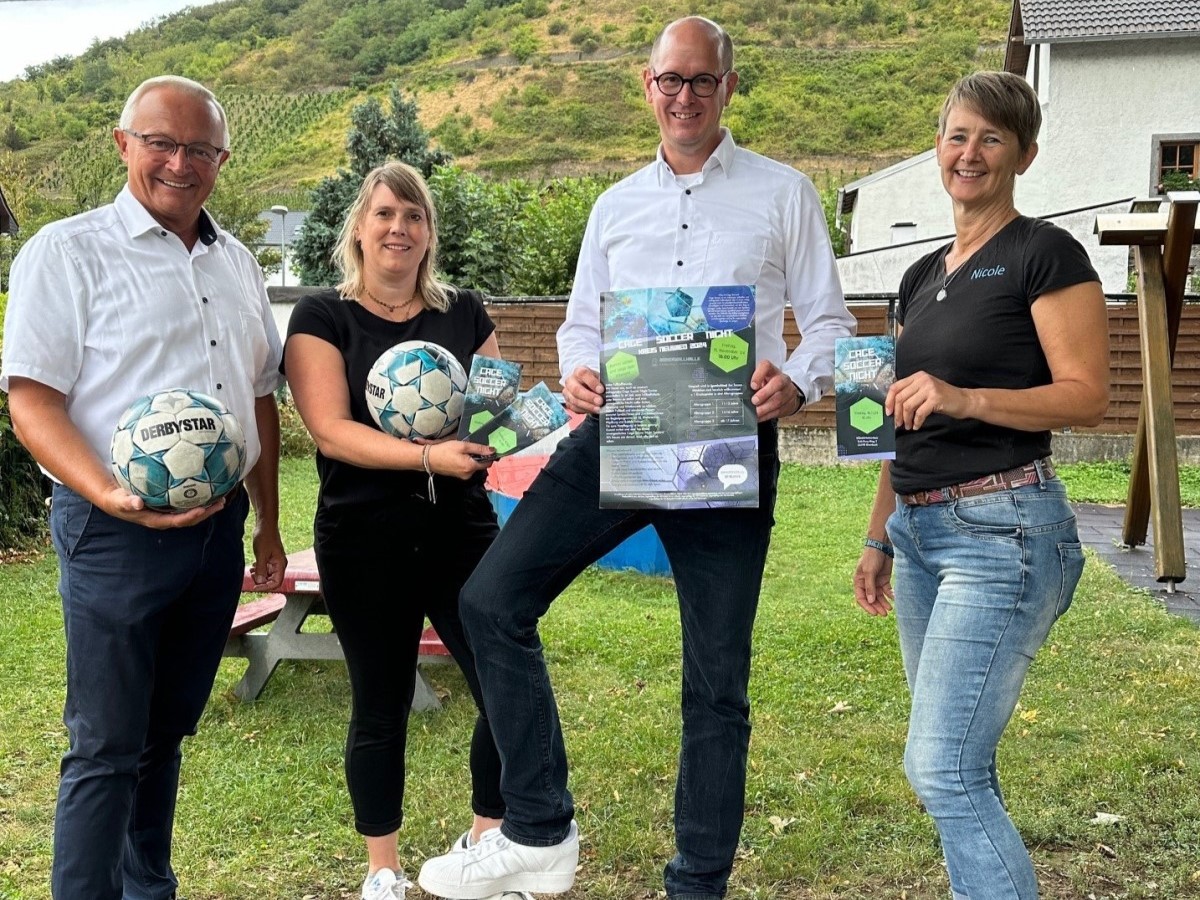 Wer sich fr Fuball begeistert, erhlt bei der Cage Soccer Night der Kreisjugendpflege den passenden Kick. Das wissen auch Landrat Achim Hallerbach, der Brgermeister der Verbandsgemeinde Bad Hnningen Jan Ermtraud, Simone Hhner vom Kreisjugendamt Neuwied und Nicole Emmler von prOju Bad Hnningen. (Foto: Thomas Herschbach)