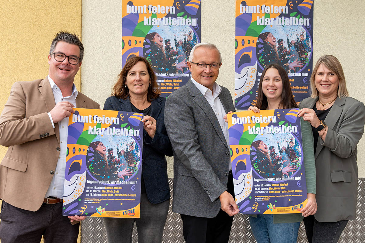 Bunt feiern, klar bleiben ist der Titel des Informationsflyers 2025 zum Kinder- und Jugendschutz an Karneval. Gemeinsam mit Landrat Achim Hallerbach setzen sich dafr auch (von links) Brgermeister Peter Jung, Tanja Buchmann von der Fachstelle Kinder- und Jugendschutz der Stadt Neuwied sowie Nicole Bauer und Simone Hhner von der Kreisjugendpflege ein. Foto: Martin Boden / Kreisverwaltung Neuwied