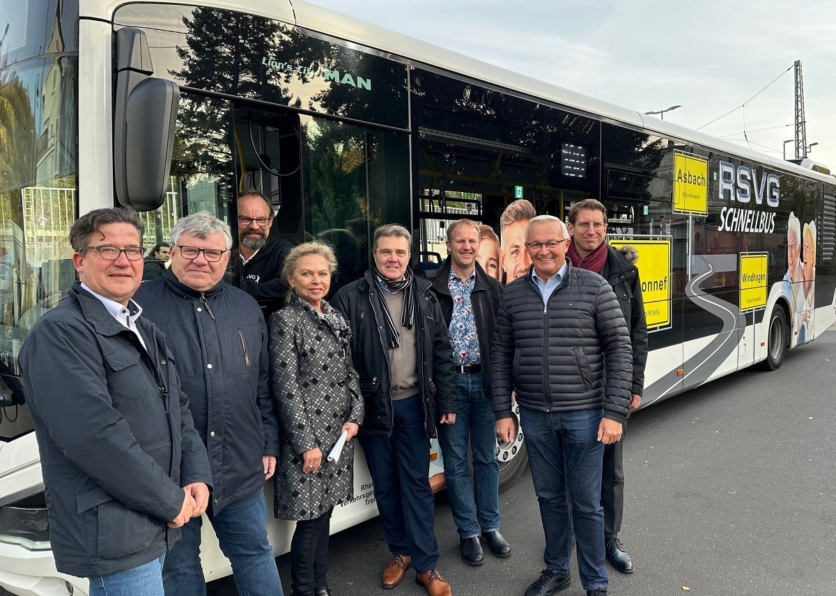 Allzeit gute Fahrt im neugestalteten Verkehrsnetz wnschen (von rechts) der Verkehrsdezernent des Rhein-Sieg-Kreises Tim Hahlen, Landrat Achim Hallerbach, der Verkehrsplaner des Rhein-Sieg-Kreises, Dr. Christoph Groneck, der Geschftsfhrer der RSVG, Volker Otto, Abteilungsleiterin Planung und PNV Helga Zoltowski, der 1. Kreisbeigeordnete und Verkehrsdezernent Michael Mahlert sowie der Brgermeister der Verbandsgemeinde Linz, Frank Becker. (Foto: Thomas Herschbach)